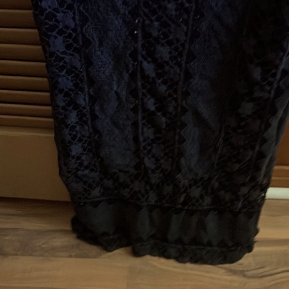 A sexy sleeveless top with lace! - Picture 3 of 4